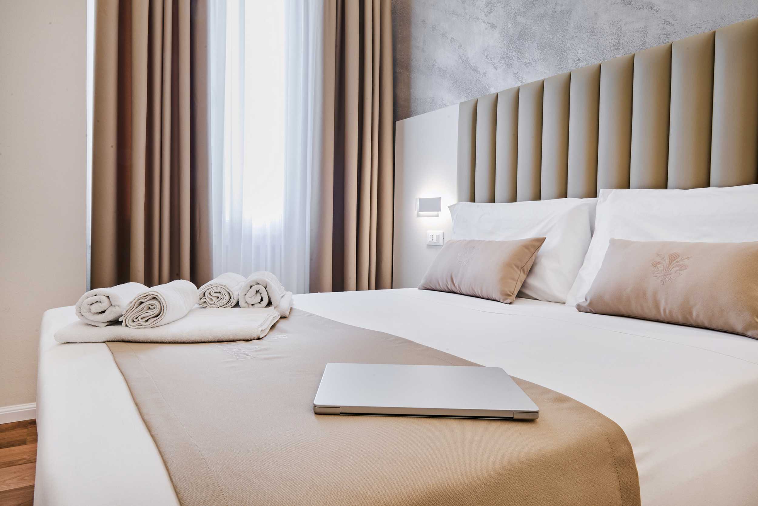 Camera matrimoniale Florence Comfort Rooms con asciugamani e design moderno