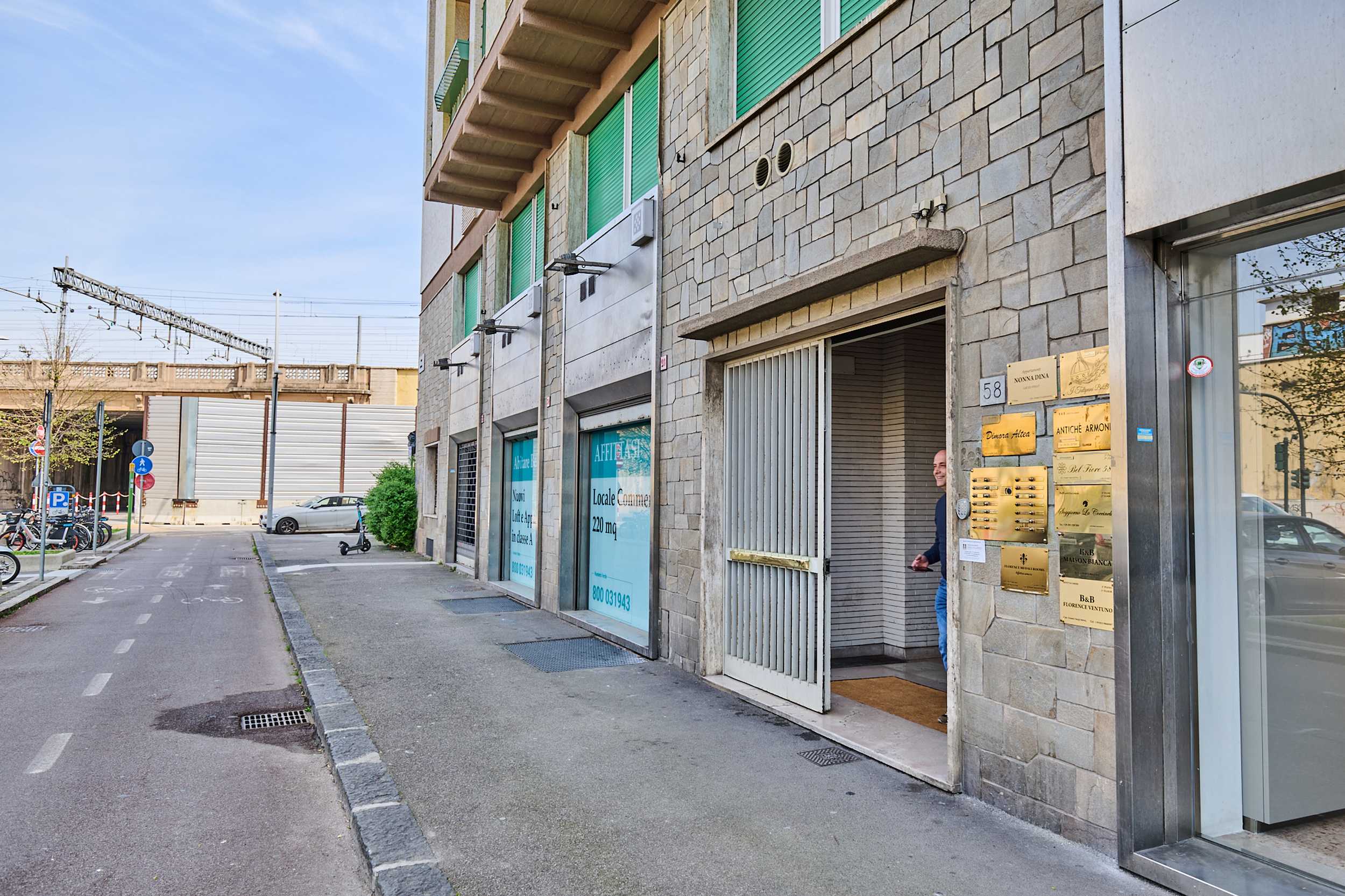 Ingresso Florence Comfort Rooms con vista su via laterale e stazione